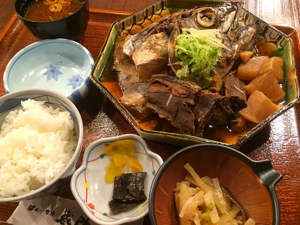 煮魚定食。めじまぐろの兜煮。魚だけでお腹いっぱい。|liccaさん