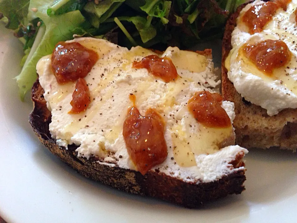 リコッタチーズとはちみつのタルティーヌ(フルーツコンポート添え)|ハギーさん