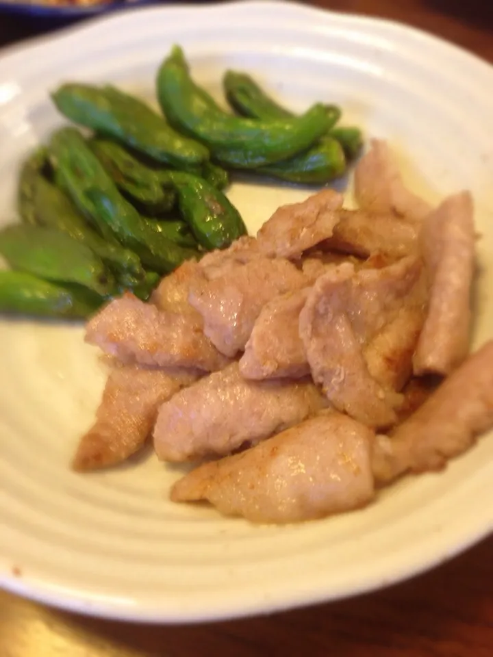 塩豚ししとう添え🍴|しのてらさん