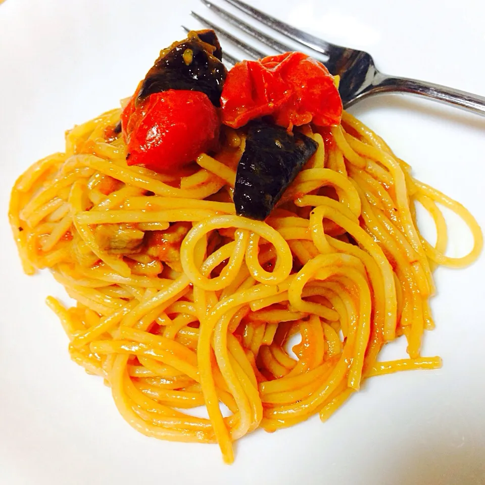 Snapdishの料理写真:Anchovy, eggplant and tomato pasta|Laarni Nabongさん