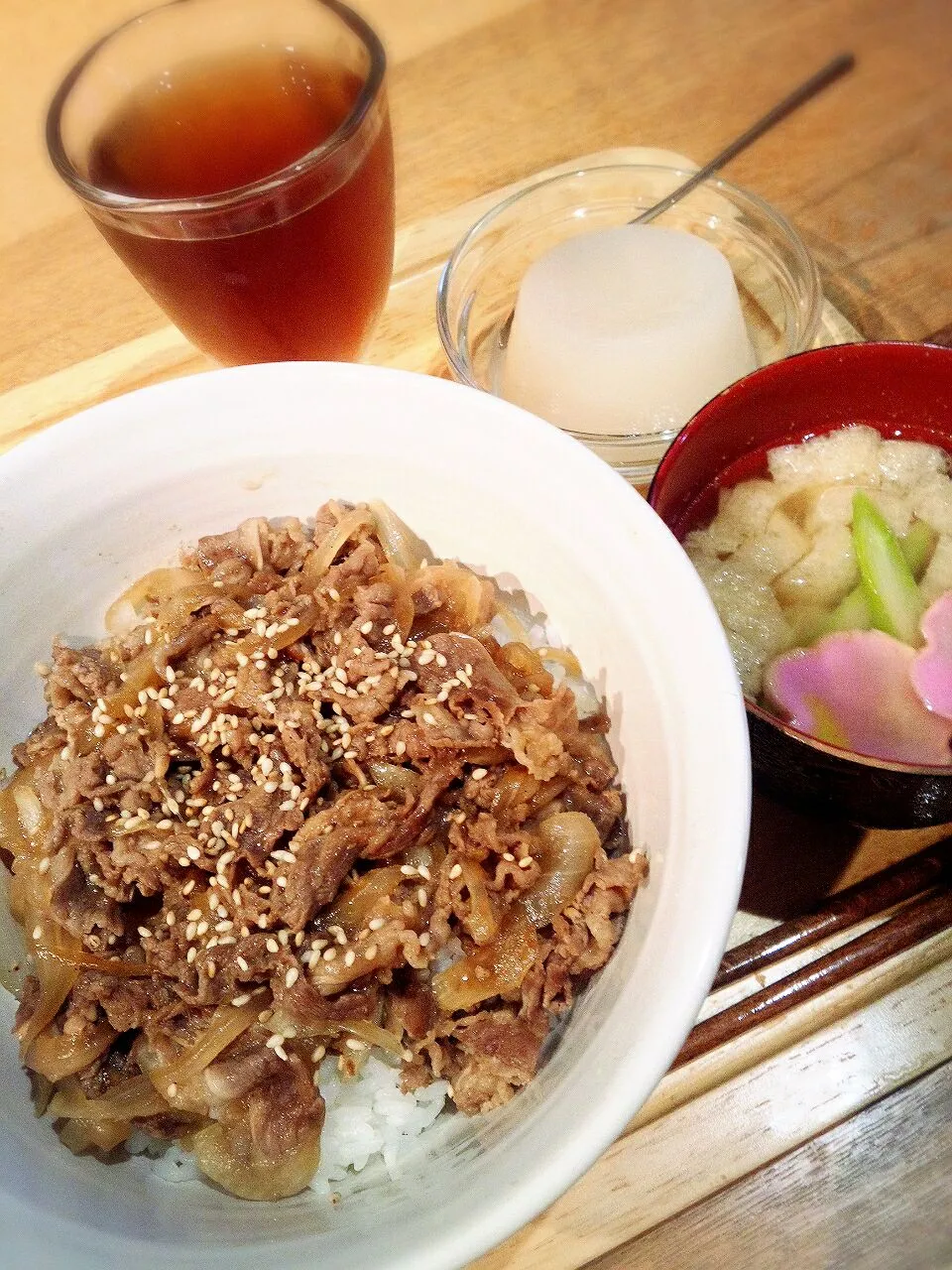 【夕ご飯】手作り牛丼、アスパラガスと小揚げの味噌汁、ピーチゼリー♪|マカロンさん