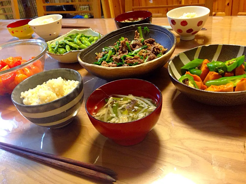 牛肉とニラのごま油炒め、かぼちゃと万願寺ししとうの煮物、トマトのオリーブオイル＆ぽん酢のマリネ、枝豆、もやしとニラとキクラゲの中華風スープ|Fumieさん