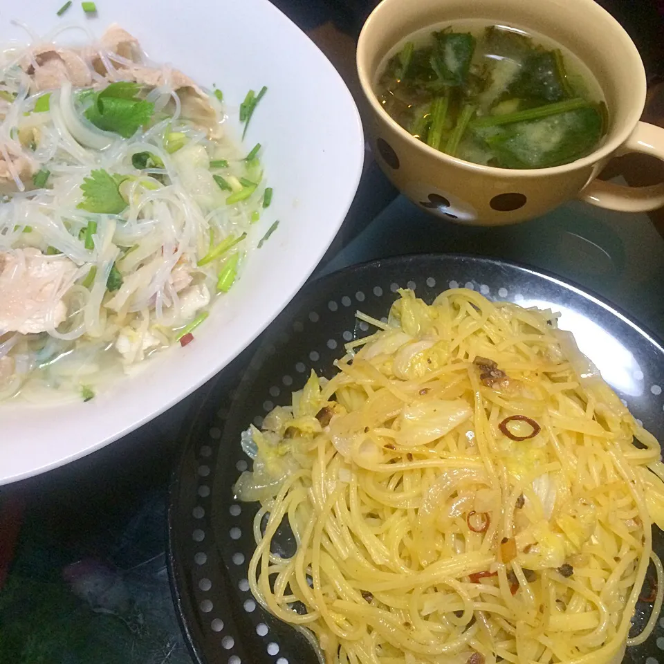 アンチョビとキャベツのパスタ、ほうれん草とわかめと青磯海苔のお味噌汁、昨日の残りのエスニック春雨サラダ。家にあるものご飯|Snack PIYOさん