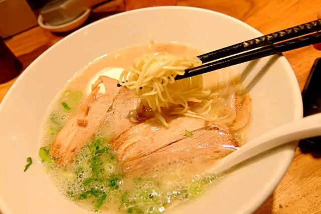 博多一風堂の白丸ラーメン♪
美味しいっす(≧∀≦)/|深夜特急fさん