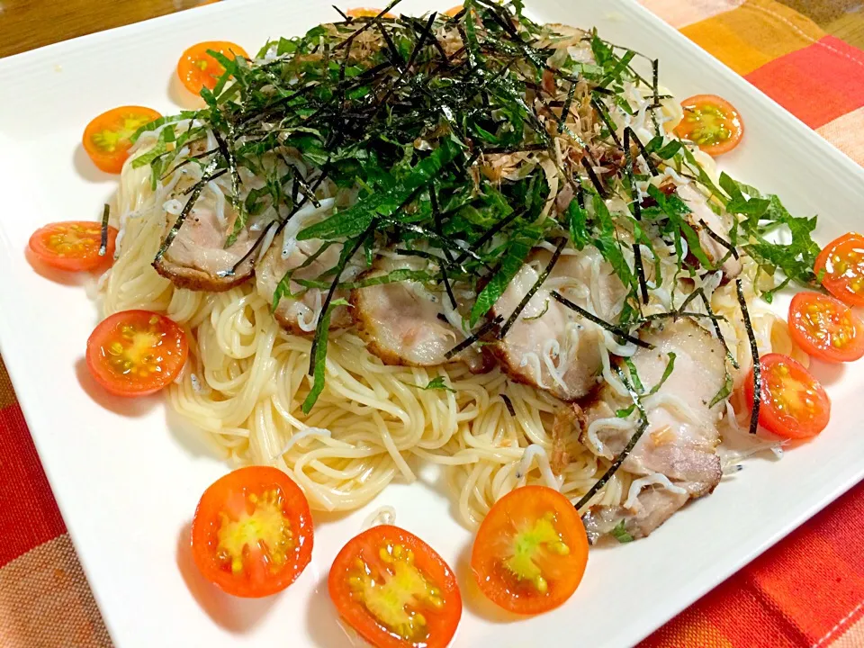 とみくみさんの料理 油そば風素麺に佐倉ちゃんの豚バラ燻製のせたよー💕|くみさんさん