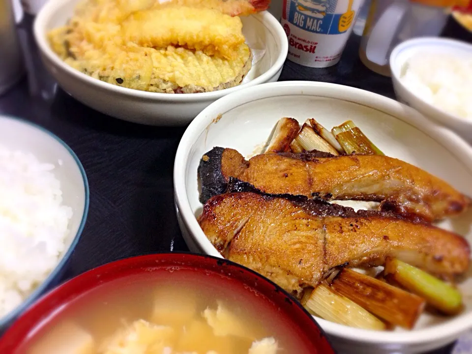 今日の晩ご飯は、ぶりのポン酢焼き、お惣菜の天ぷら、豆腐のかきたま汁。|ゆえさん