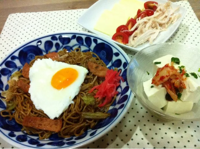 焼きそば目玉焼きのせ・キムチ冷奴・チーズ蒸し鶏ミニトマト|まーままさん