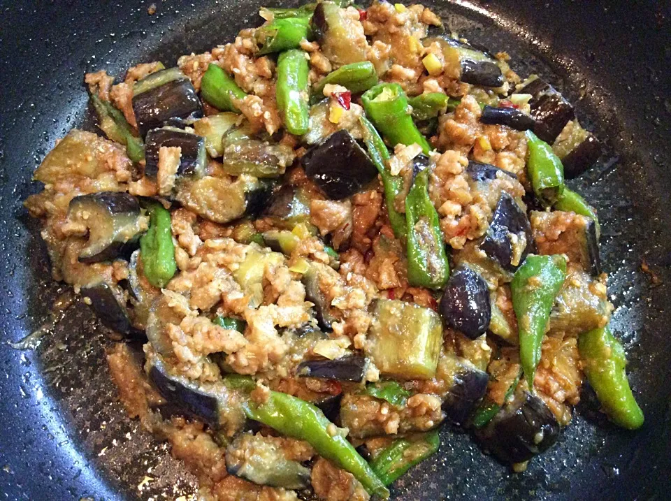 Snapdishの料理写真:茄子とシシトウ、鶏ひき肉の油味噌炒め|Taga Kunimasaさん