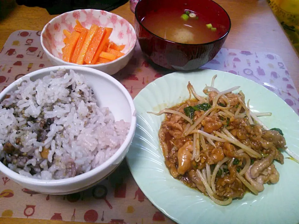 Snapdishの料理写真:７月１７日 豚肉と小松菜ともやしのにんにく炒め にんじんのピクルス お味噌汁|いもこ。さん