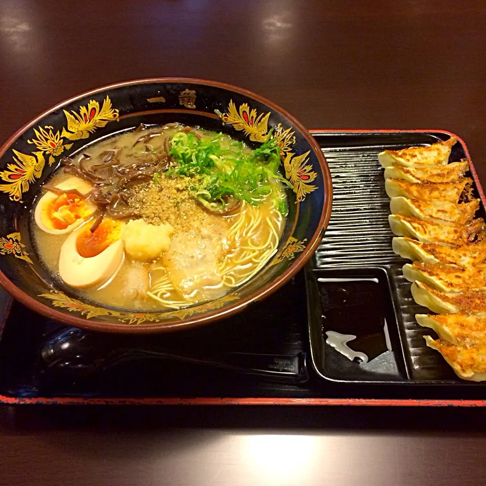 Snapdishの料理写真:博多ラーメンと餃子。|Masashi Takehiroさん