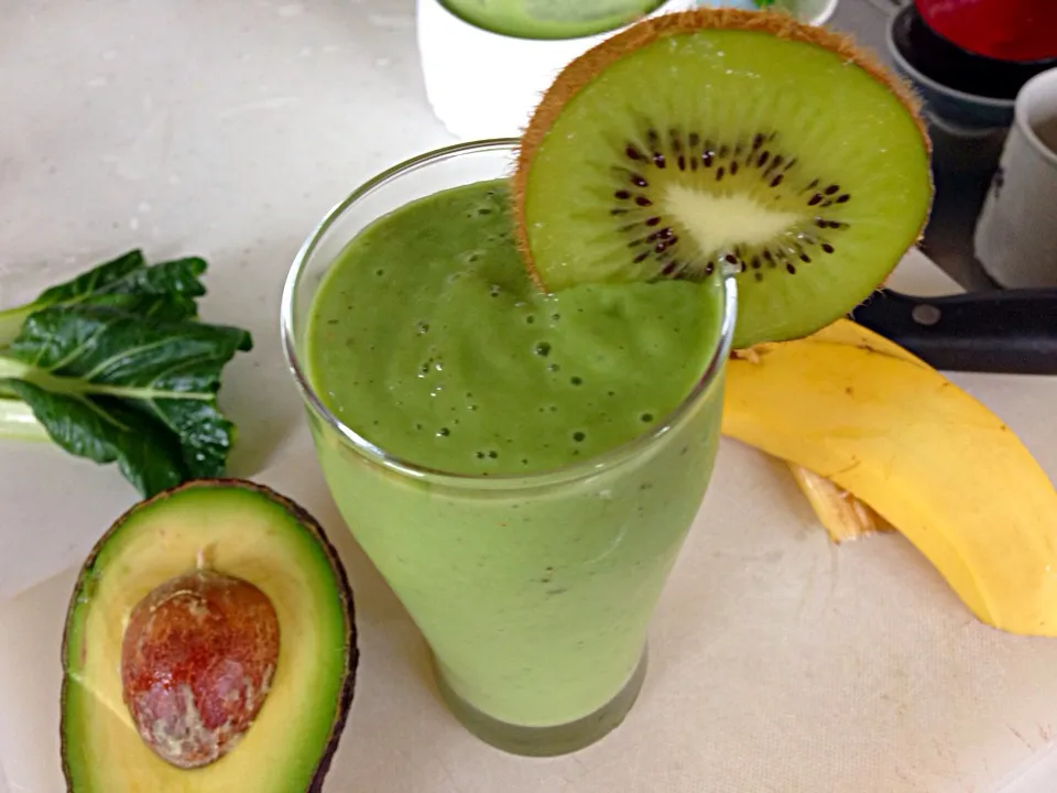 Creamy! Avocado kiwi banana smoothie|viviさん