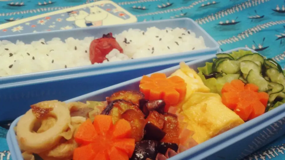 お弁当7/18
梅干しゴマごはん、玉子焼き、きゅうりの甘酢和え、なすのカレー炒め、筍の煮物、にんじん|さっちんさん