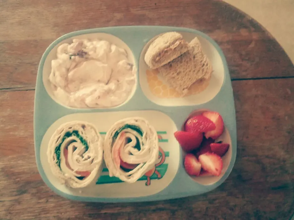 Strawberry, yogurt, high rollers, peanut butter sandwiches.#Lunch #yummy|kassidy wedemeyerさん