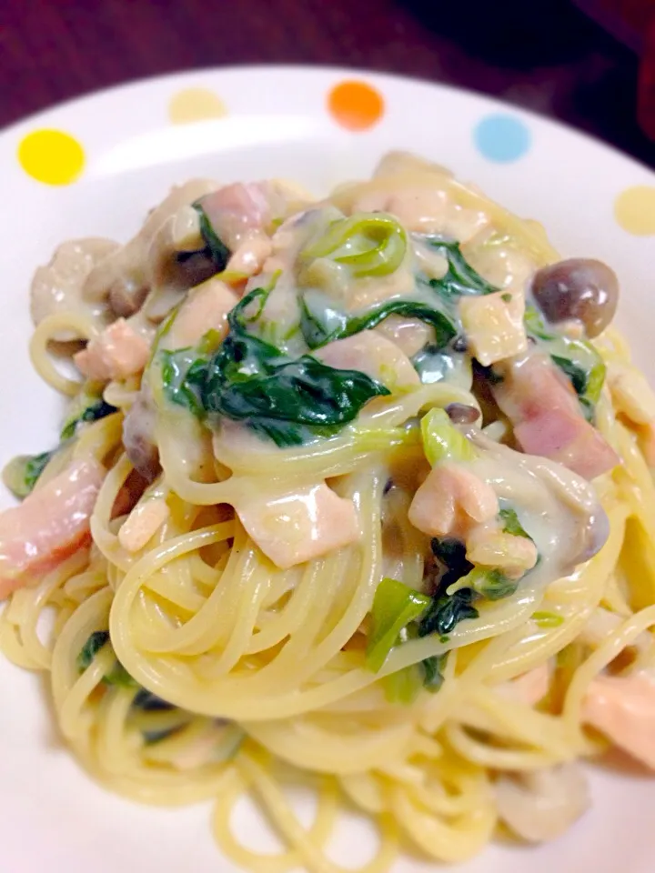 鮭ベーコンほうれん草のクリームソースパスタ|ぴーちちさん