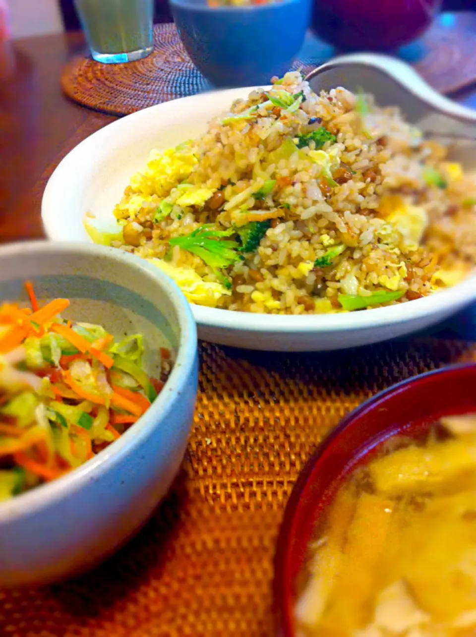 納豆とブロッコリーの焼飯withコールスローと焼茄子の味噌汁|板坂智夫さん