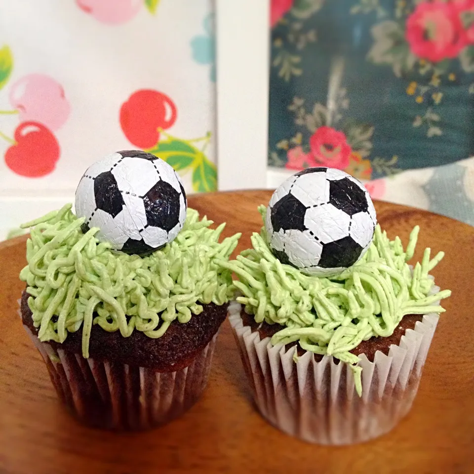 Soccer ball mini cup cake with Green tea frosting|Chibiko's Kitchenさん