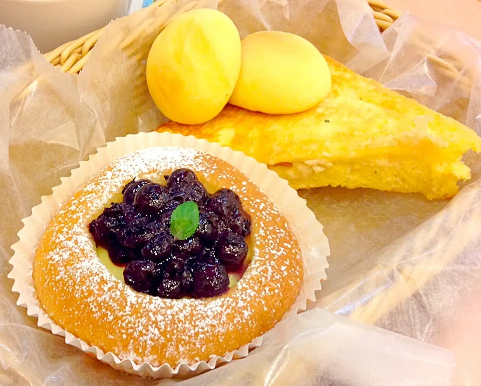 blueberry cake & cheese ham toast bread|Liezlさん