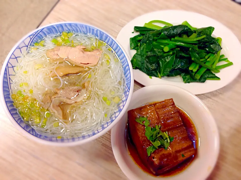 Snapdishの料理写真:雞肉米粉湯+滷豆腐+芥蘭|Wei Leeさん