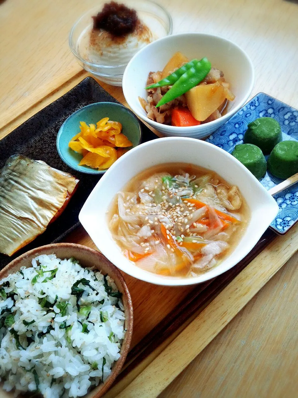 【夕ご飯】焼き塩サバ、肉じゃが、けんちん汁、三升漬乗せ冷や奴、青菜ご飯、抹茶味アイスクリーム♪|マカロンさん