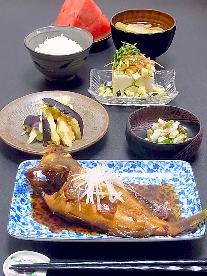 今晩は、黄かな煮付け、手裂き水茄子、冷奴 水茄子の香味醤油乗せ、オクラと長芋のおかか和え、茄子とお揚げの味噌汁、ご飯

境港からという珍しい魚「黄かな」に出会って、今日は3人なのに一山2匹でどうしようかなぁと迷っていたら、1匹おまけしてもらっちゃいました(^^)v
白身で美味しい魚でした。今度はお造りで食べたいな。

|akazawa3さん