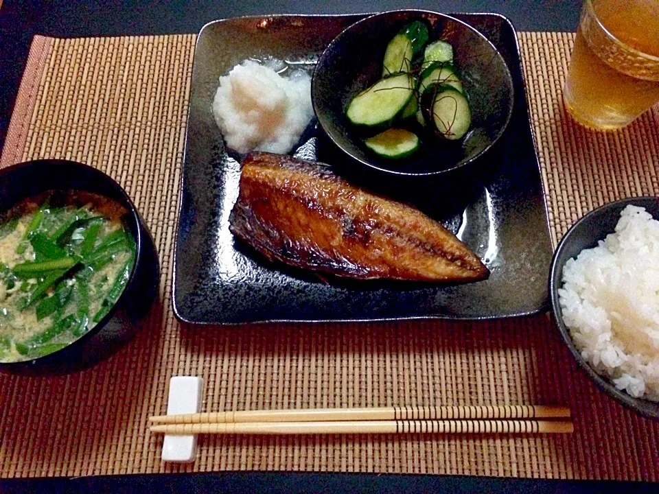 焼きサバ定食🐟ニラとたまごの和風ダシスープときゅうりの大葉漬け|Jessy♡さん