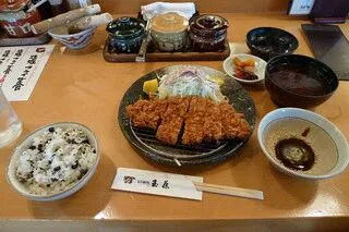 Snapdishの料理写真:とんかつ玉藤の熟成ロースカツ定食140㌘|こやっこさん