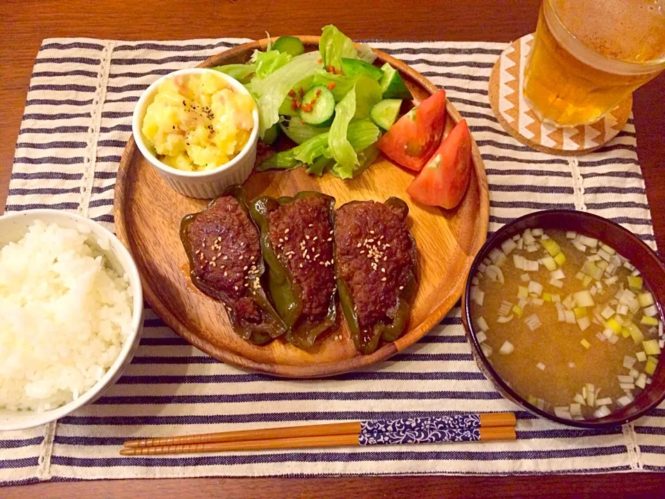 Snapdishの料理写真:甘辛ピーマンの肉詰め ポテトサラダチーズのせ なめこ味噌汁|haseseさん