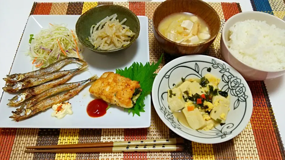 焼きししゃも、ささみの紫蘇チーズピカタ、もやしナムル、高野豆腐の煮物、お味噌汁♡|yuiさん