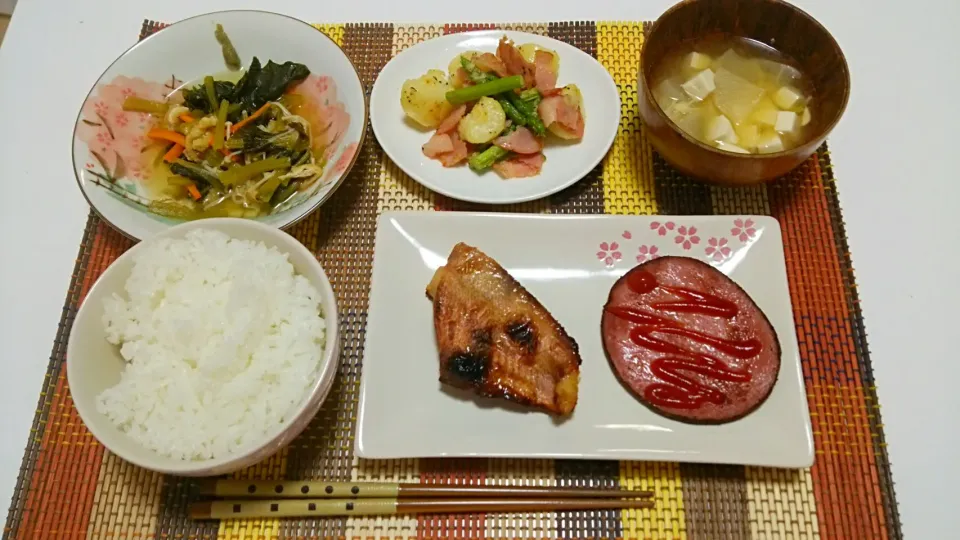 赤魚の西京焼き、小松菜えのきにんじんの煮物、じゃがいもアスパラベーコン炒め、お味噌汁、あらびきステーキ♡|yuiさん