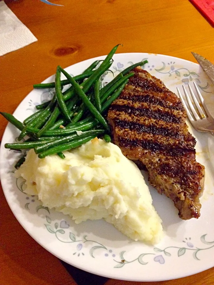 Ribeye steak with mashed potatoes and greens|Angela Estevesさん