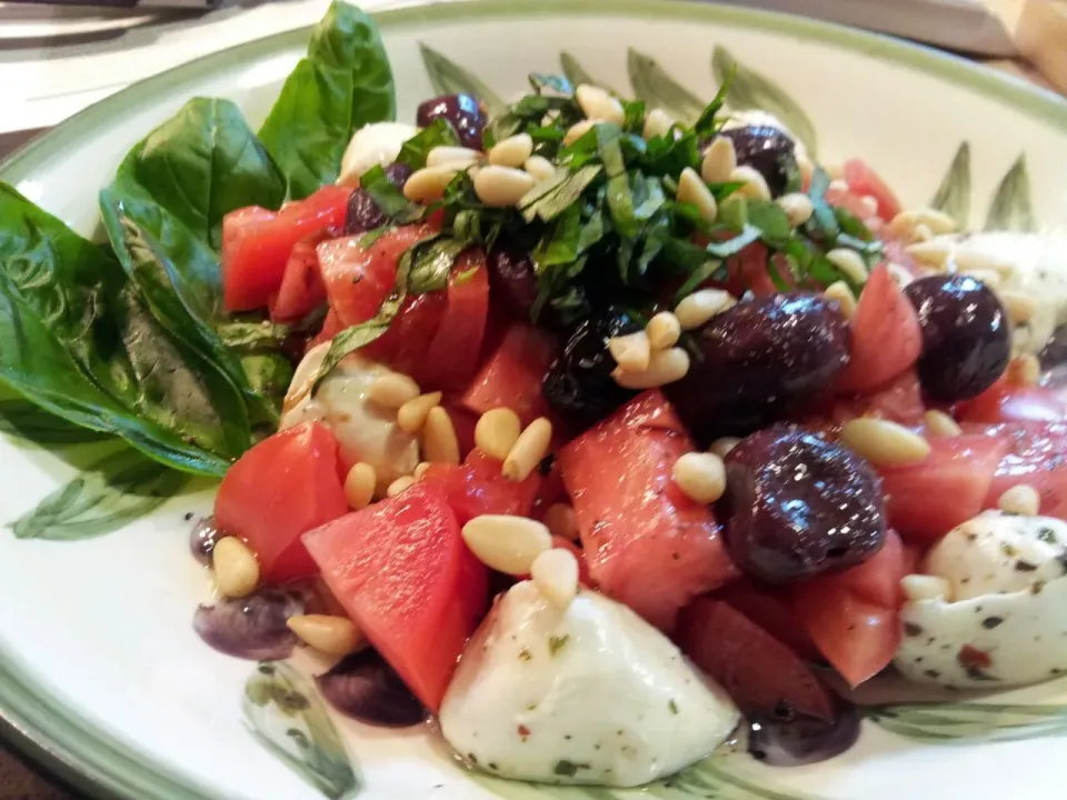 Heirloom Tomato Salad with Basil Olive Pine Nuts and Mozzarella|Kkartsさん