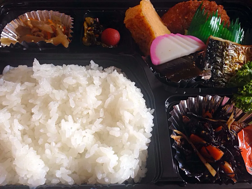 地元の唐揚げ屋さんの幕の内弁当☆|misakingさん