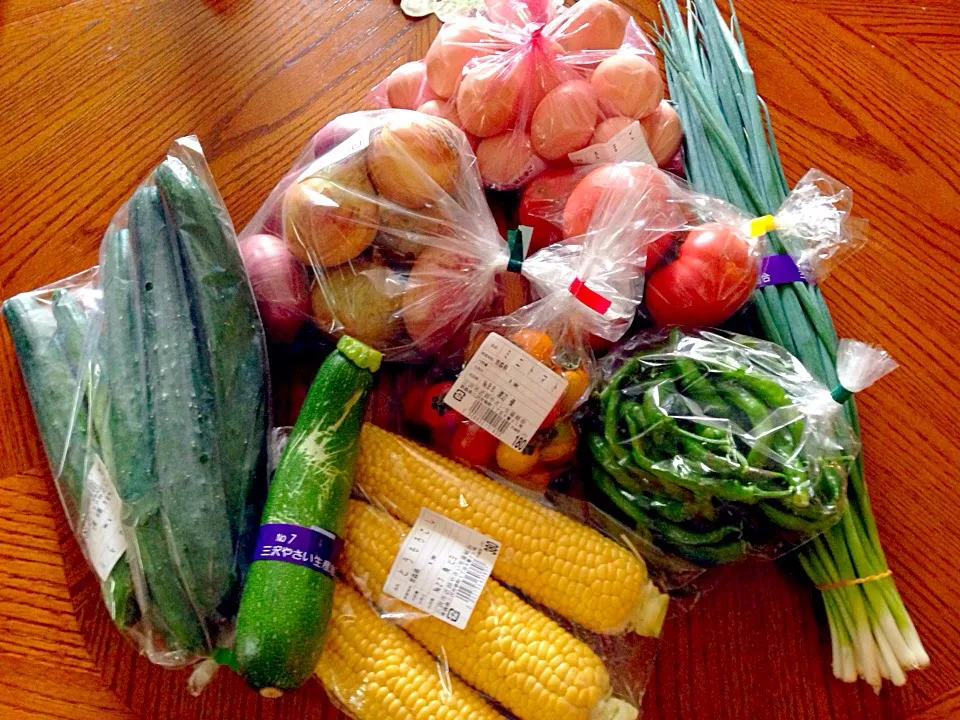 Fresh veggies and eggs from farmers market|jenny belcherさん