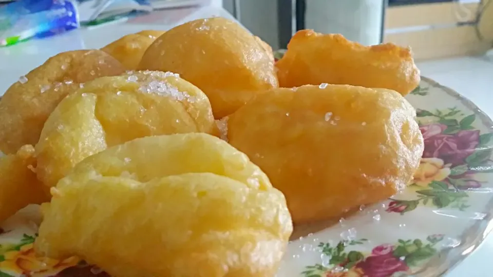 沙翁~ kinda like the chinese version of donuts, except the texture is very light and fluffy because it is made mainly with eggs. Dipped with sugar, it is a sweet |Skyeさん