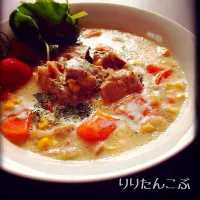 豚ロース🐷と人参を炊飯器でほろほろにしたシチュー🍲茹でコーン🌽入り😍|りりたんこぶさん