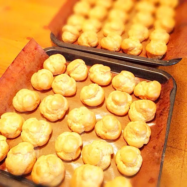 シューが焼けたぁ‼︎只今、カスタード冷やし中💧|ナナオさん