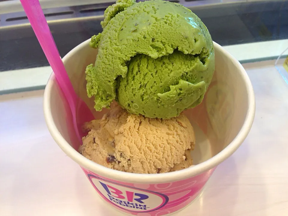 Snapdishの料理写真:Green tea🍵 & Jamoca almond fudge🍨|hurul | 후룰さん