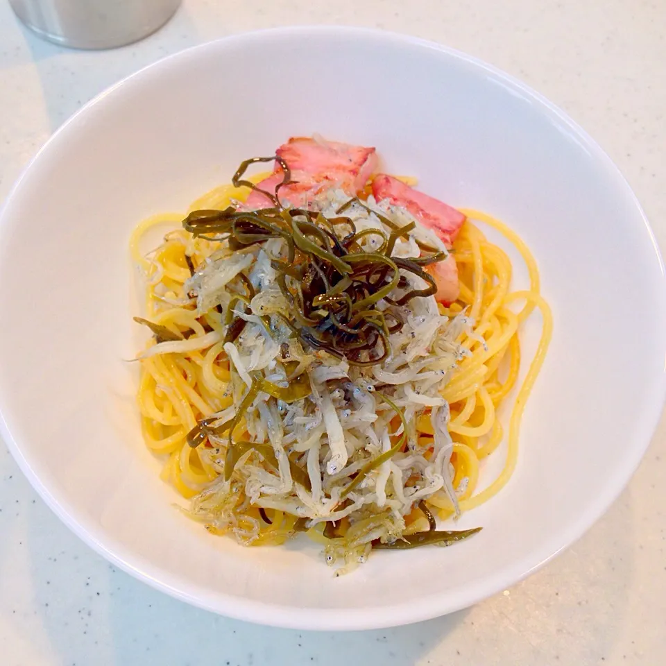 しらすのパスタ。刻み昆布乗せ。|nachineさん