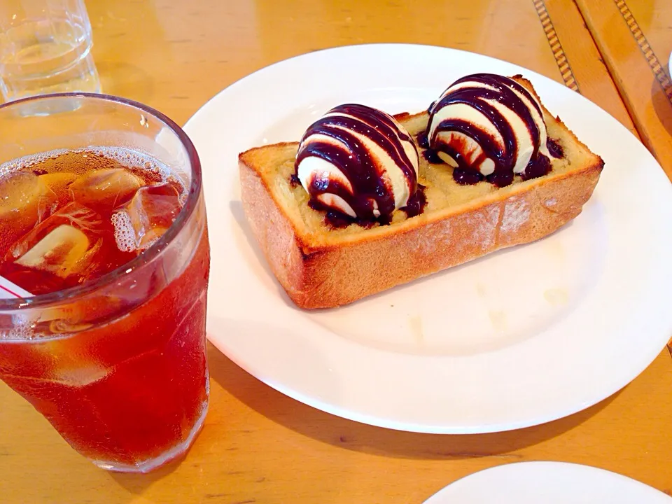 Snapdishの料理写真:ハニートースト チョコソースかけ♡|まりんさん