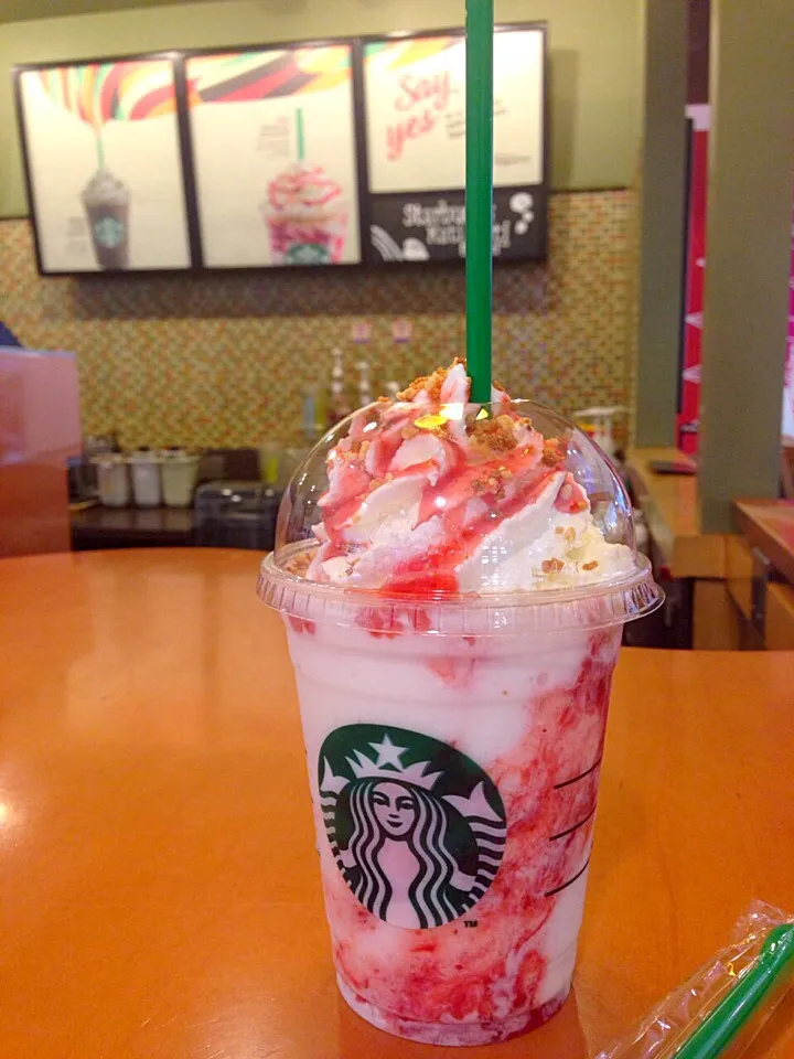 Strawberry cheese cake frappe~ 😍|jaszminnyさん