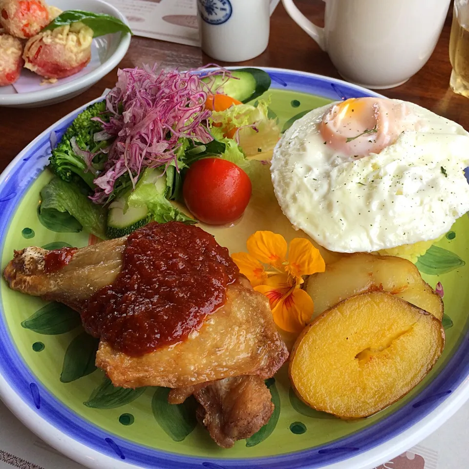 Snapdishの料理写真:ユンニの湯でお風呂上がりにご飯にしよう（＾∇＾）
カツカレーにしようかな？
あんかけ焼きそばにしようかな？

ん？夜の営業は17:30〜（ ;  ; ）
あと1時間もある〜（ ;  ; ）

ってことでファームヤードへ。
チキンレッグディッシュ、スープスパイス、茄子の天ぷら、トマトの天ぷら（＾∇＾）

お誕生日ふみちゃ|しーさん