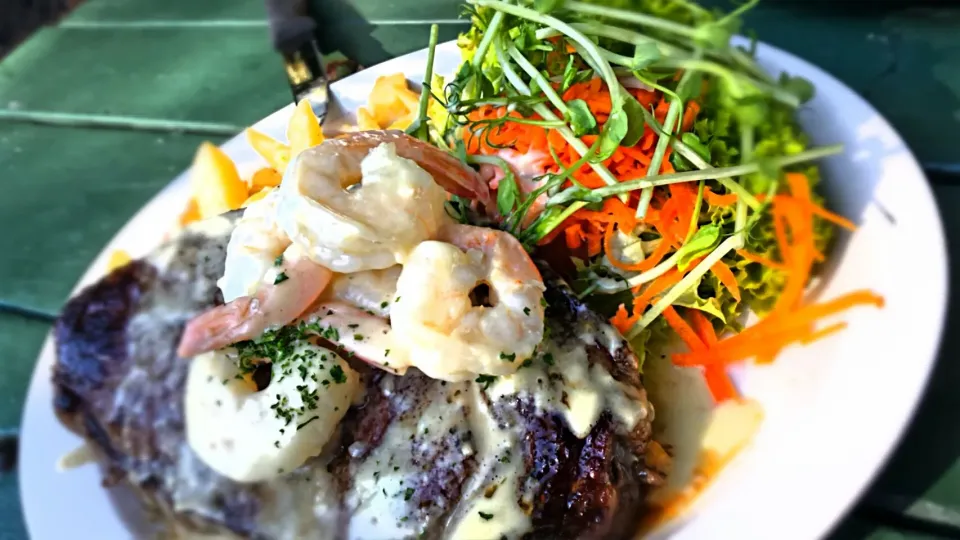 Snapdishの料理写真:steak with garlic prawn sauce|woodfiredさん