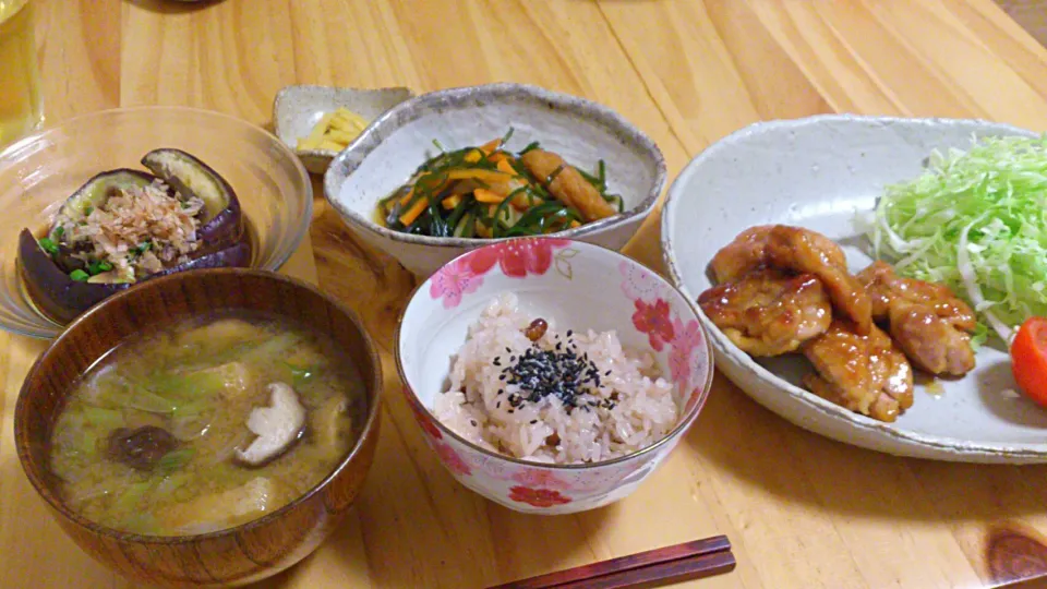 お赤飯
照り焼きチキン
切り昆布の煮物
茄子の出汁浸し
椎茸と油揚げの味噌汁|ポンさん