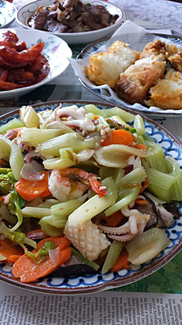 stir fry celery with mushrooms, carrots, prawns and squid|genさん