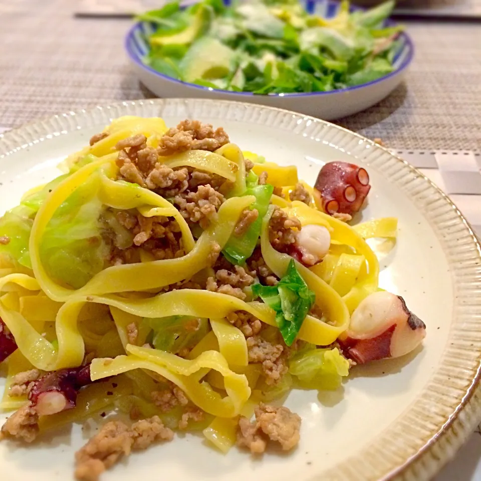 豚ひき肉とタコとキャベツのオイルパスタ|あっさーさん