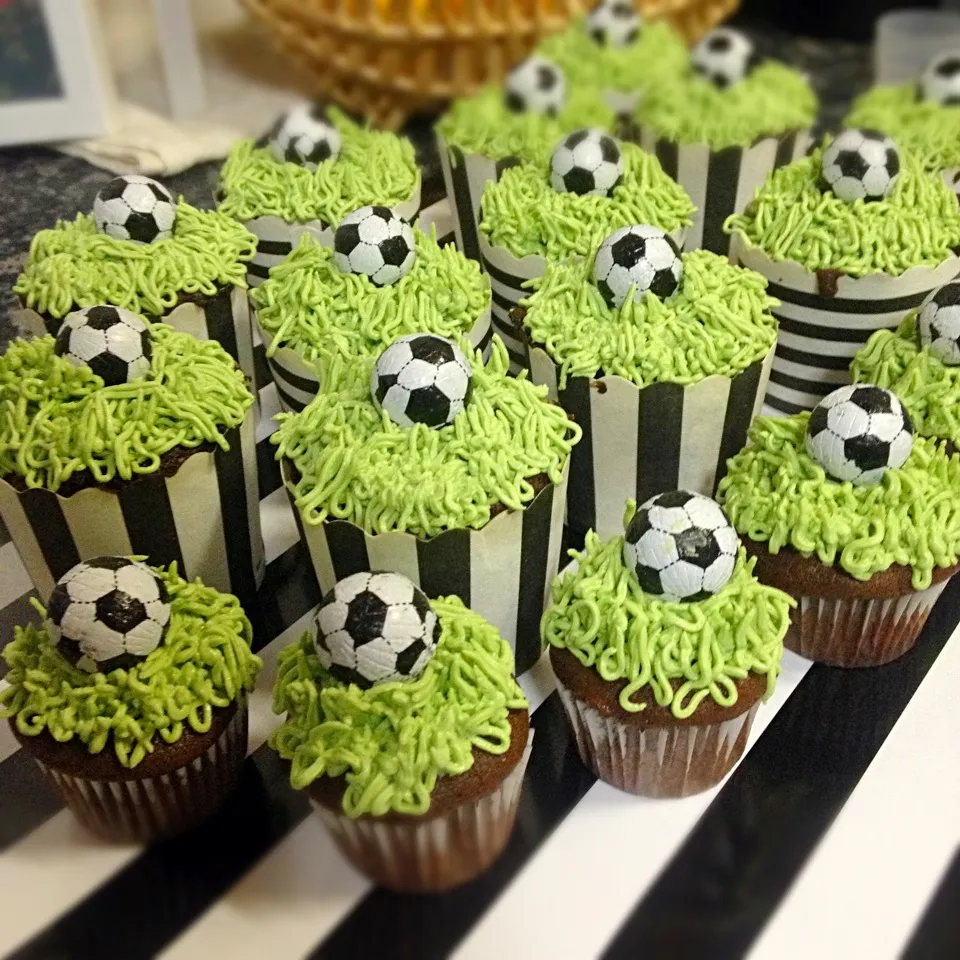 Soccer theme cup cakes|Chibiko's Kitchenさん