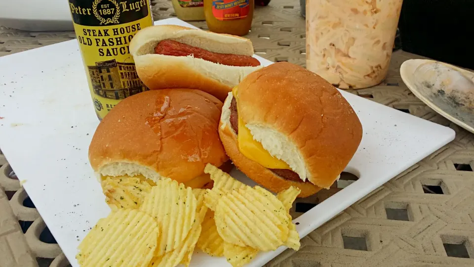 CHEESE BURGER AND HOT DOGS|Frank Ortizさん