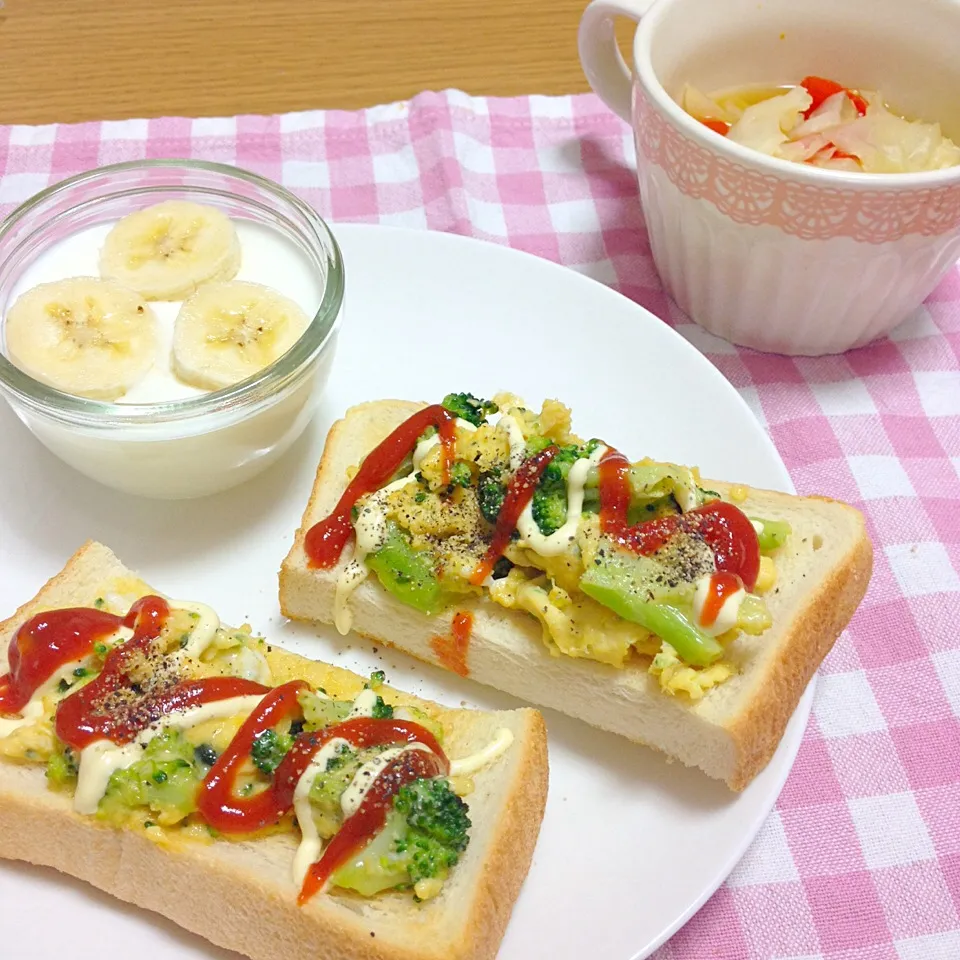 卵のっけトースト🍳|たきゃたさん