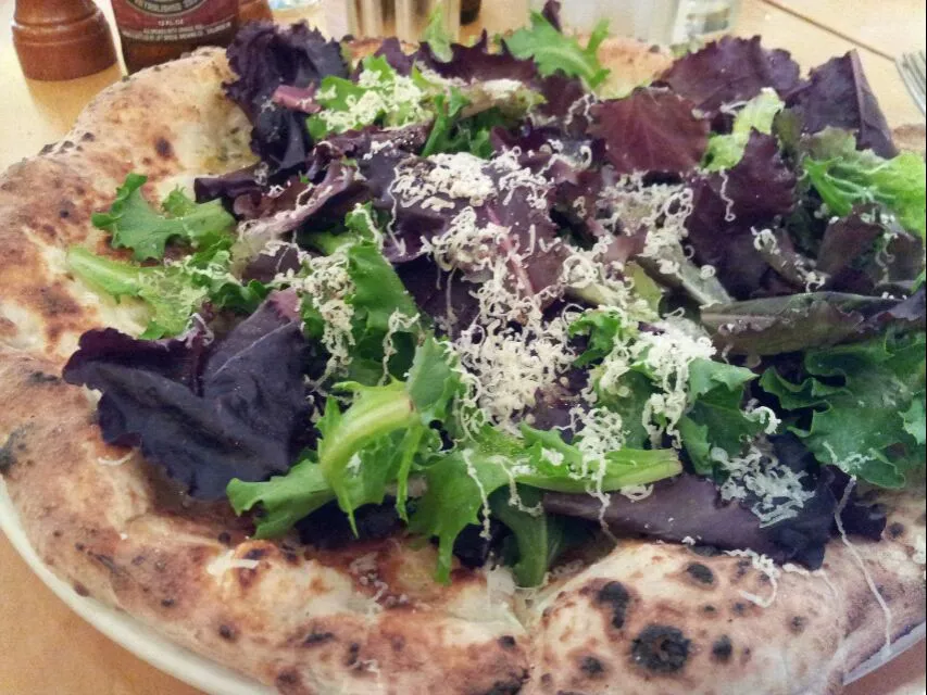 Snapdishの料理写真:Pizza Bianco neapolitan pizza

Olive oil, mozzarella onions, mixed greens, balsamic vinegar|Kkartsさん