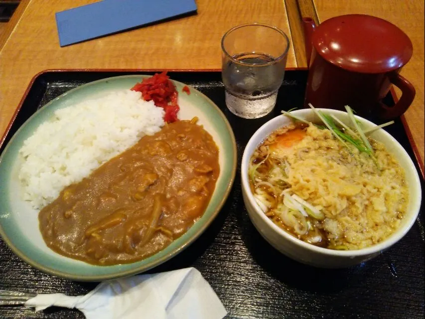 そば処 つちや のカレーライスとタヌキ蕎麦。
僕は、和風の蕎麦屋のカレーの豚肉が好きなんです。
カレーを蕎麦の汁で流し込む、蕎麦屋ならではのカレーライスの食べ方ですね。|東京ライオンズさん